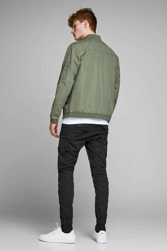 Zwarte cargobroek van JACK & JONES JEANS INTELLIGENCE, met zijzakken en aansluitende pijpen.