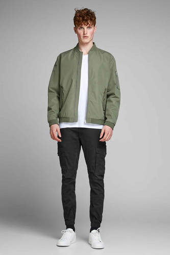 Zwarte cargobroek van JACK & JONES JEANS INTELLIGENCE, gecombineerd met een wit T-shirt en witte sneakers.