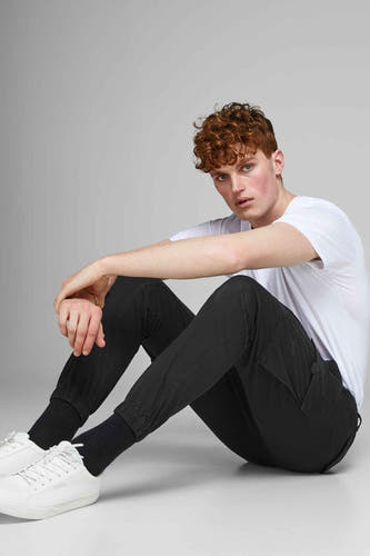 Zwarte cargobroek van JACK & JONES JEANS INTELLIGENCE, gedragen met een wit T-shirt en witte sneakers.