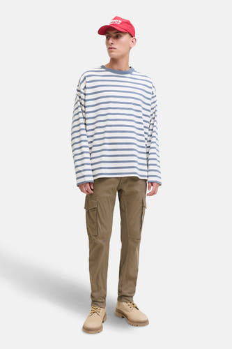 Bruine cargobroek van JACK & JONES JEANS INTELLIGENCE, met cargozakken, gecombineerd met een gestreept shirt en crèmekleurige schoenen.