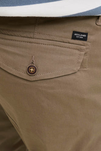 Bruine cargobroek van JACK & JONES JEANS INTELLIGENCE met zak op de zijkant, detail met knoop en merklabel.