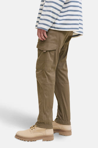 Bruine cargobroek van JACK & JONES JEANS INTELLIGENCE, met zakken op de pijpen, gecombineerd met beige schoenen en een gestreept shirt.
