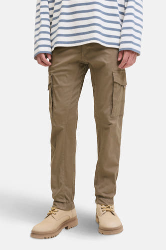 Bruine cargobroek van JACK & JONES JEANS INTELLIGENCE, met zakken en beige schoenen.