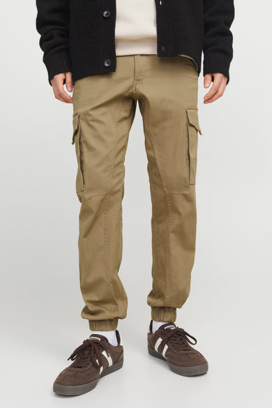 Jean cargo brun de JACK & JONES JEANS INTELLIGENCE, avec des poches sur les jambes et des chaussures brunes.