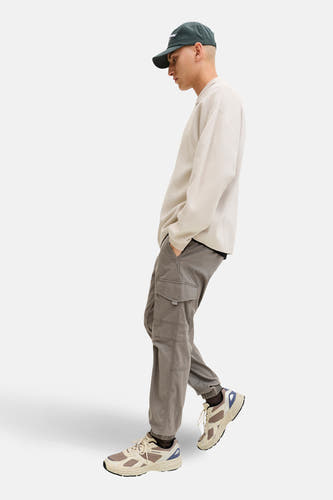Pantalon de travail brun de JACK & JONES JEANS INTELLIGENCE, avec des poches sur les côtés et un aspect décontracté.