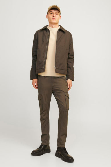Bruine cargobroek van JACK & JONES JEANS INTELLIGENCE, gedragen met een crèmekleurige trui en een bruin jack.
