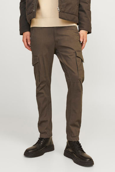 Bruine cargobroek van JACK & JONES JEANS INTELLIGENCE, met cargo zakken en zwarte laarzen.