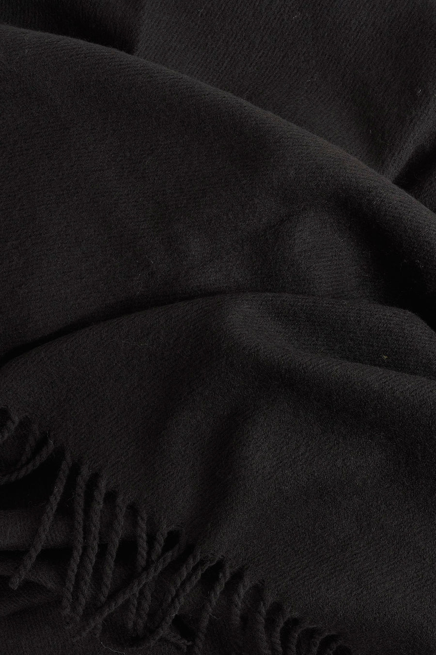 Zwarte wintersjaal van ACCESSORIES BY JACK & JONES, met franjes aan de randen en een zachte textuur.