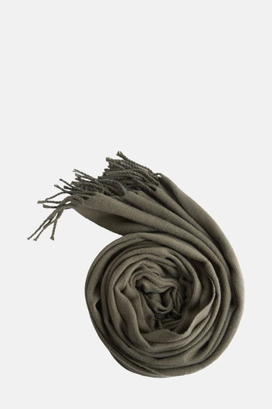 Kaki wintersjaal van ACCESSORIES BY JACK & JONES, opgerold gepresenteerd met zichtbare franjes.
