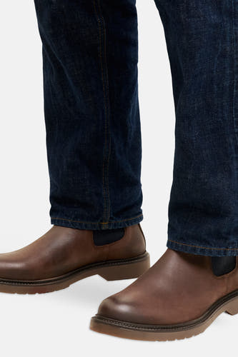Bruine laarzen van leer met elastische zijkanten, van ACCESSORIES BY JACK & JONES, gedragen met donkerblauwe jeans, vooraanzicht