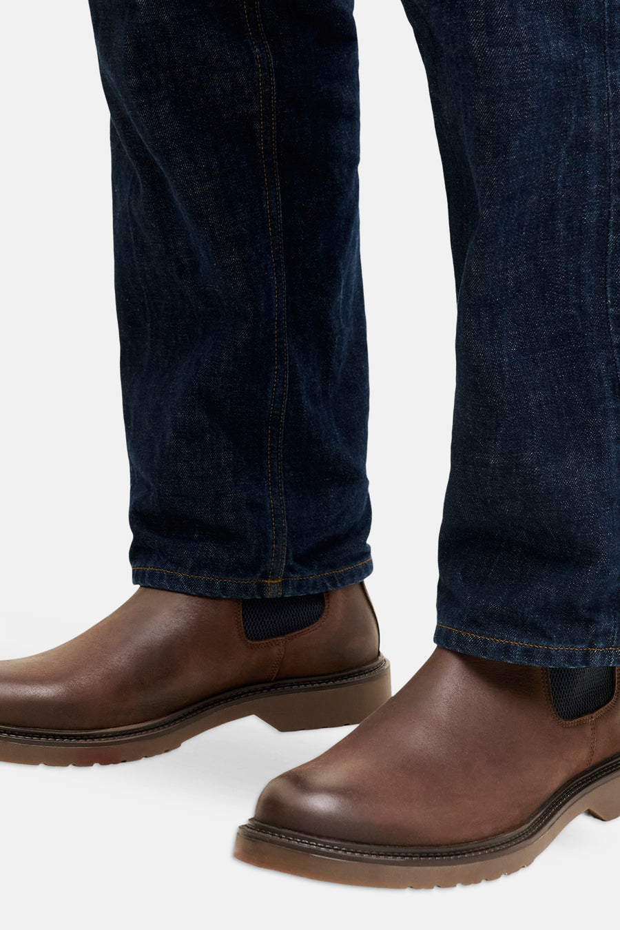 Bruine laarzen van leer met elastische zijkanten, van ACCESSORIES BY JACK & JONES, gedragen met donkerblauwe jeans, vooraanzicht