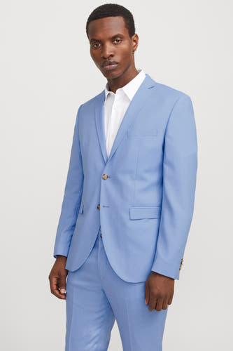 Blazer bleu de PREMIUM par JACK & JONES, associé à une blouse blanche et des sneakers blanches.