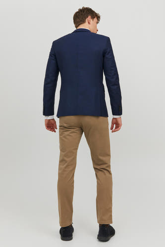 Blauwe blazer van PREMIUM by JACK & JONES, achterkant, met bruine pantalon en donkere schoenen.
