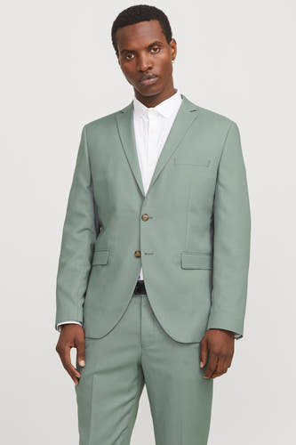 Blazer vert de PREMIUM by JACK & JONES, porté sur une chemise blanche et des chaussures noires.