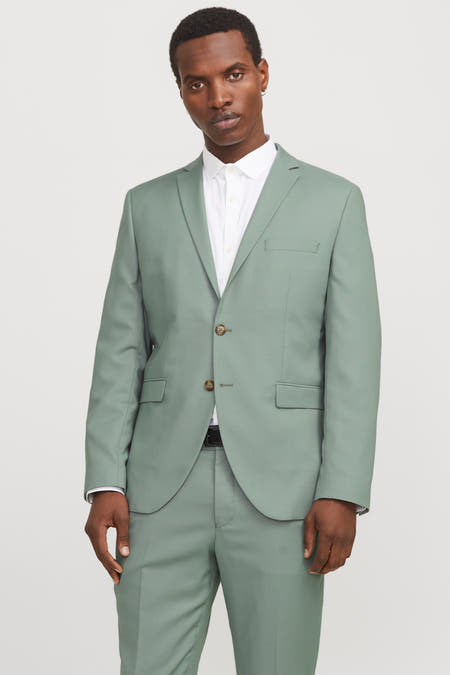 Blazer vert de PREMIUM by JACK & JONES, porté sur une chemise blanche et des chaussures noires.