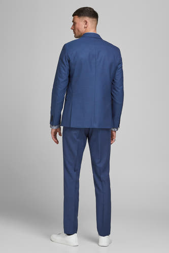 Blauwe blazer van PREMIUM by JACK & JONES, gezien van achteren, gecombineerd met een pantalon en witte sneakers.
