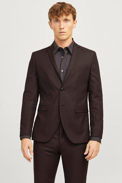 Bruine blazer van PREMIUM by JACK & JONES, gedragen over een gestreept overhemd en bijpassende pantalon.
