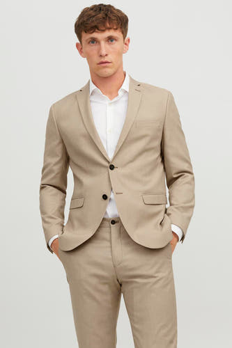 Beige blazer van PREMIUM by JACK & JONES, met knoopsluiting, gecombineerd met een wit overhemd en bijpassende pantalon.