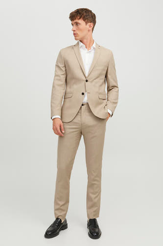 Beige blazer van PREMIUM by JACK & JONES, gedragen met een wit overhemd en zwarte loafers.