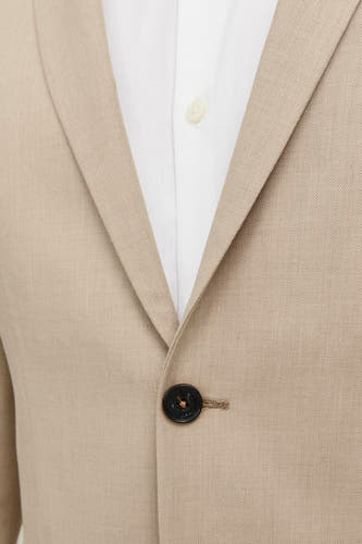 Beige blazer van PREMIUM by JACK & JONES, met een enkele knoop en een witte blouse eronder.
