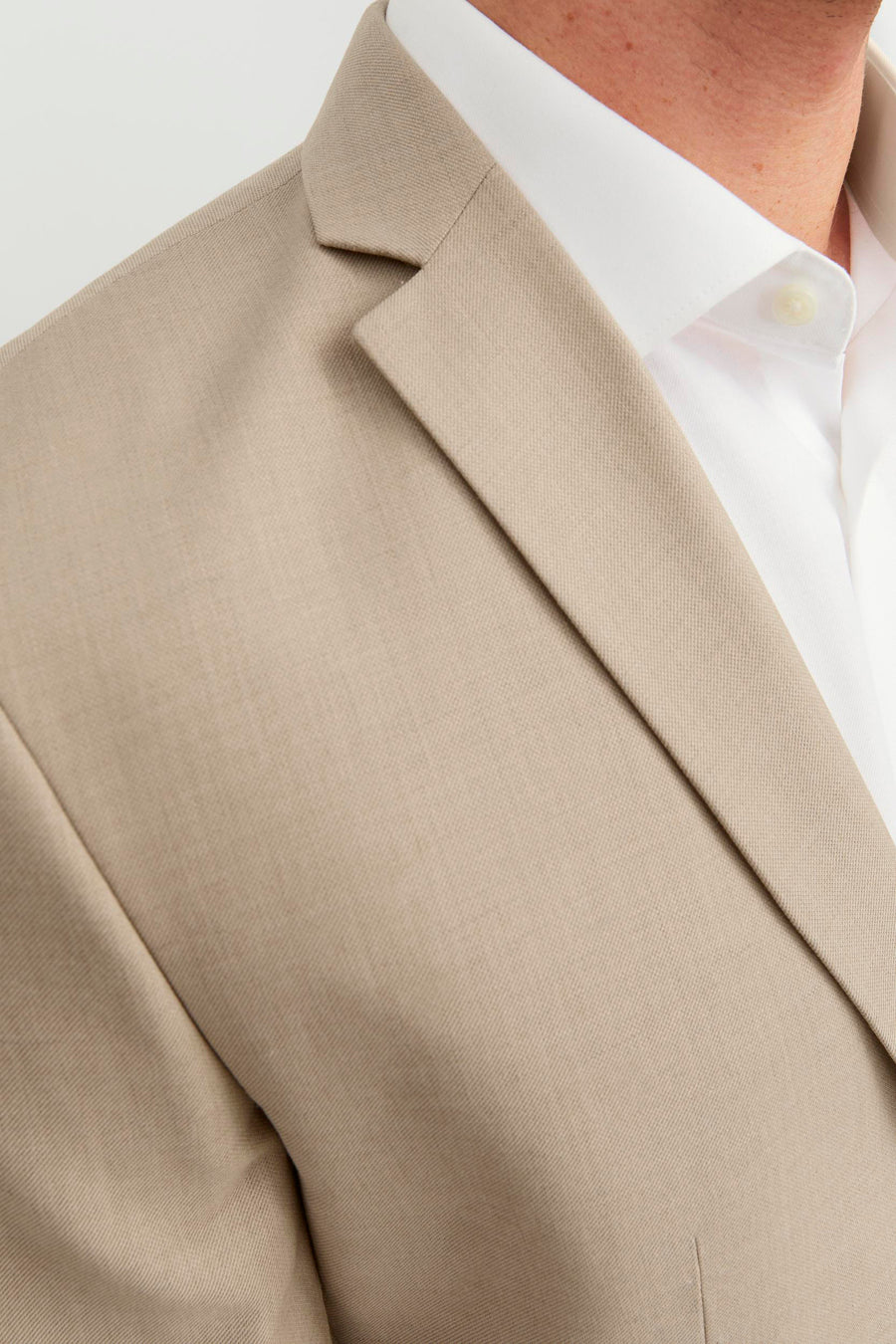 Beige blazer van PREMIUM by JACK & JONES, met revers en een witte overhemdkraag.
