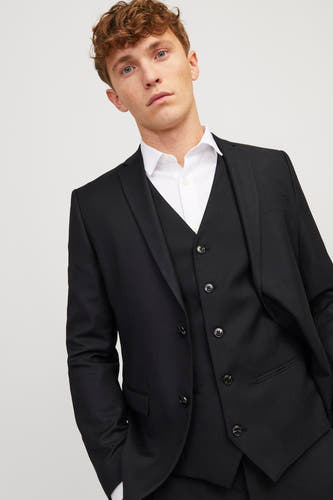 Zwart gilet van PREMIUM by JACK & JONES, gedragen met een wit overhemd en zwart colbert.