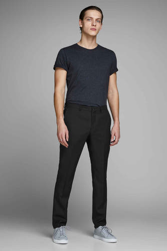 Zwarte kostuumbroek van PREMIUM by JACK & JONES, gedragen met een donkergrijs T-shirt en grijze sneakers.