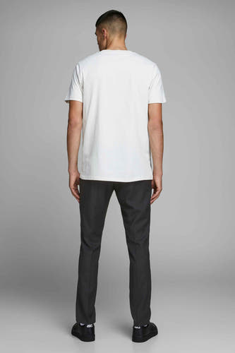 Zwarte kostuumbroek van PREMIUM by JACK & JONES, gezien van achteren, gecombineerd met een wit T-shirt en zwarte schoenen.