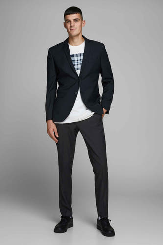 Zwarte kostuumbroek van PREMIUM by JACK & JONES, gecombineerd met een wit T-shirt en zwarte schoenen.