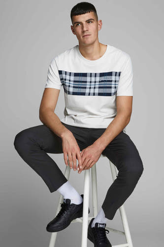 Zwarte kostuumbroek van PREMIUM by JACK & JONES, gedragen met witte sokken en zwarte leren schoenen.