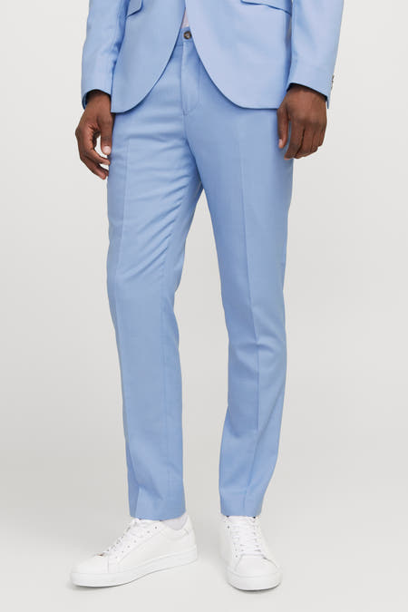 Lichtblauwe kostuumbroek van PREMIUM by JACK & JONES, met plooien en witte sneakers.
