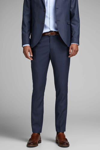Pantalon de costume bleu PREMIUM by JACK & JONES, avec une ceinture marron et des chaussures marrons.