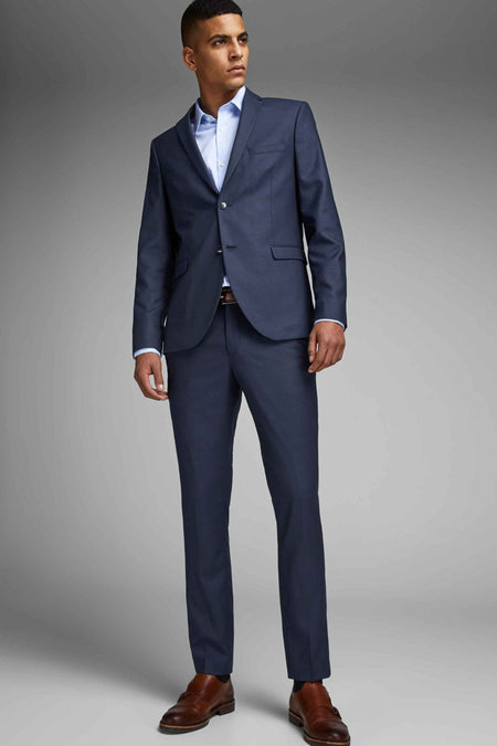 Blauwe kostuumbroek van PREMIUM by JACK & JONES, gecombineerd met een lichtblauw overhemd en bruine schoenen.