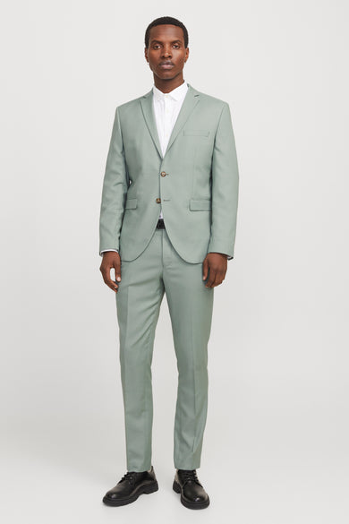 Groene kostuumbroek van PREMIUM by JACK & JONES, met bijpassend jasje, een wit overhemd en zwarte schoenen.
