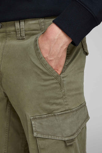 Pantalon de travail vert de JACK JACK & J JEANSTE INIGIGENCE, avec une main dans la poche et des poches cargo.