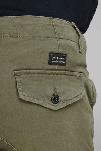 Pantalon de travail vert de JACK JACK &ONES JEANSTETELLIGENCE, avec une poche arrière brodée et un boutonnière.