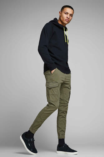 Pantalon de travail vert de JACK & JONES JEANS INTELLIGENCE, avec des poches et des baskets noires.