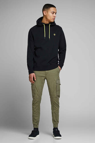 Pantalon de travail vert JACK & &ONESES J INTELLIGENCE, avec des poches et des bretelles élastiques, associé à une hoodie noire et des baskets.