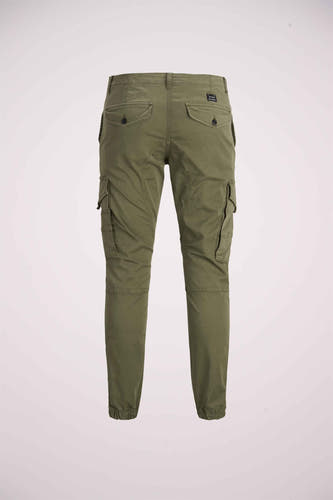 Pantalon de travail vert de JACK & JONES JEANS INTELLIGENCE, vu de derrière, avec des poches sur les hanches et des jambes élastiques.