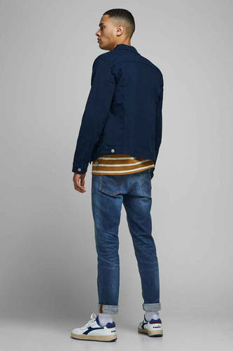 Slim jeans van JACK & JONES JEANS INTELLIGENCE, in mid blue denim, gecombineerd met een jas en sneakers.