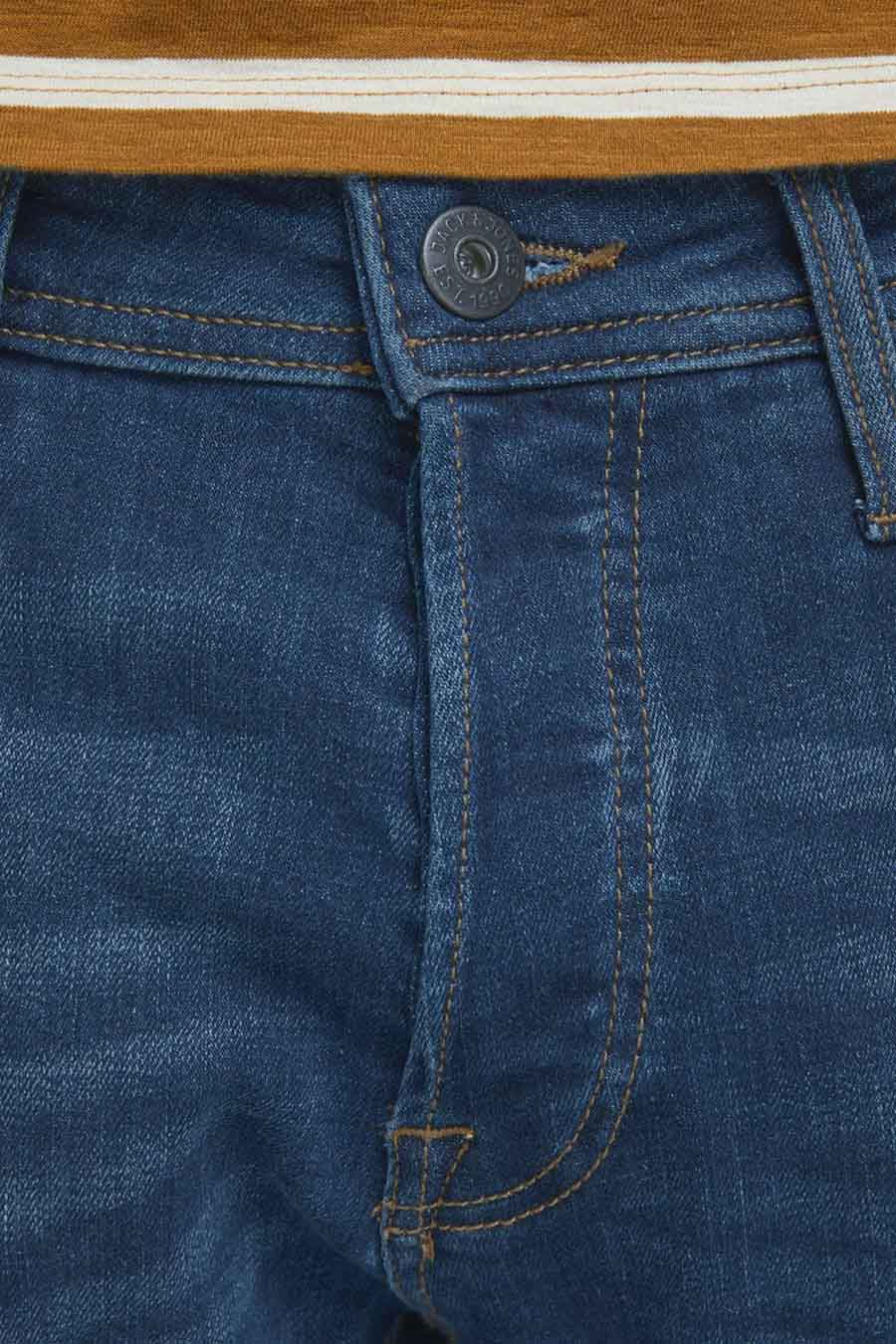 Close-up blauwe jeans met bruine stiksels.
