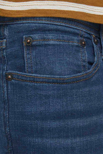 Slim jeans in middenblauw denim van JACK & JONES JEANS INTELLIGENCE, detailopname van de zak met knoop.