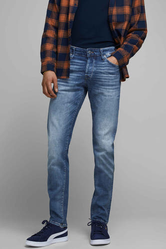 Slim fit jeans van mid blue denim, van JACK & JONES JEANS INTELLIGENCE, met een open geruit overhemd.
