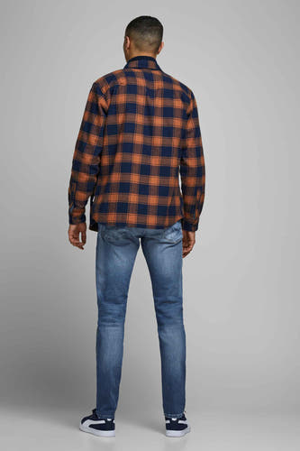 Slim fit jeans van JACK & JONES JEANS INTELLIGENCE, gecombineerd met een geruit overhemd en sneakers, van achteren gezien.