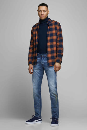 Slim fit jeans van JACK & JONES JEANS INTELLIGENCE, in mid blue denim, met een subtiele wassing en donkere sneakers.