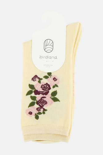 Crèmekleurige gebreide sokken van BIRDLAND met rozenprint in roze tinten, hangend aan een witte hanger met 'onesize 37-41'.