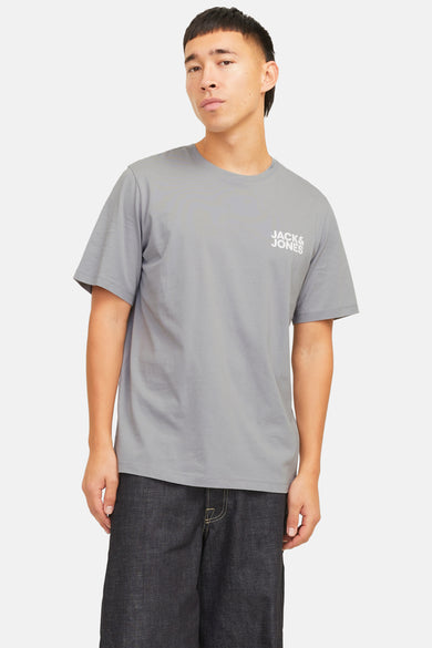 Grijs T-shirt met korte mouwen van CORE BY JACK & JONES, gedragen met een donkere denim broek.
