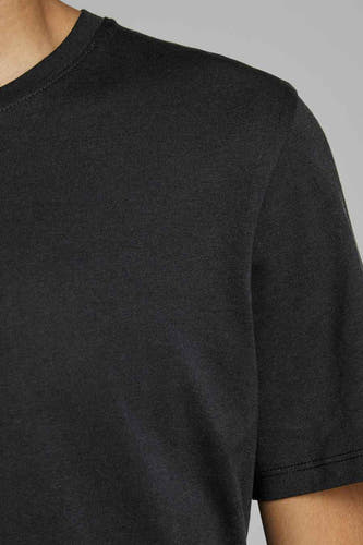 T-shirt noir de CORE par JACK & JONES, avec un effet brossé et des manches courtes.