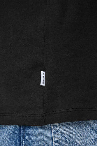 T-shirt noir de CORE par JACK & JONES, avec un petit étiquette de marque et une encolure à col.