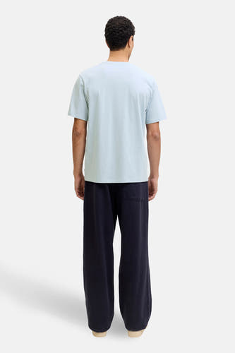 T-shirt bleu à manches courtes de CORE BY JACK & JONES, avec un pantalon noir décontracté.
